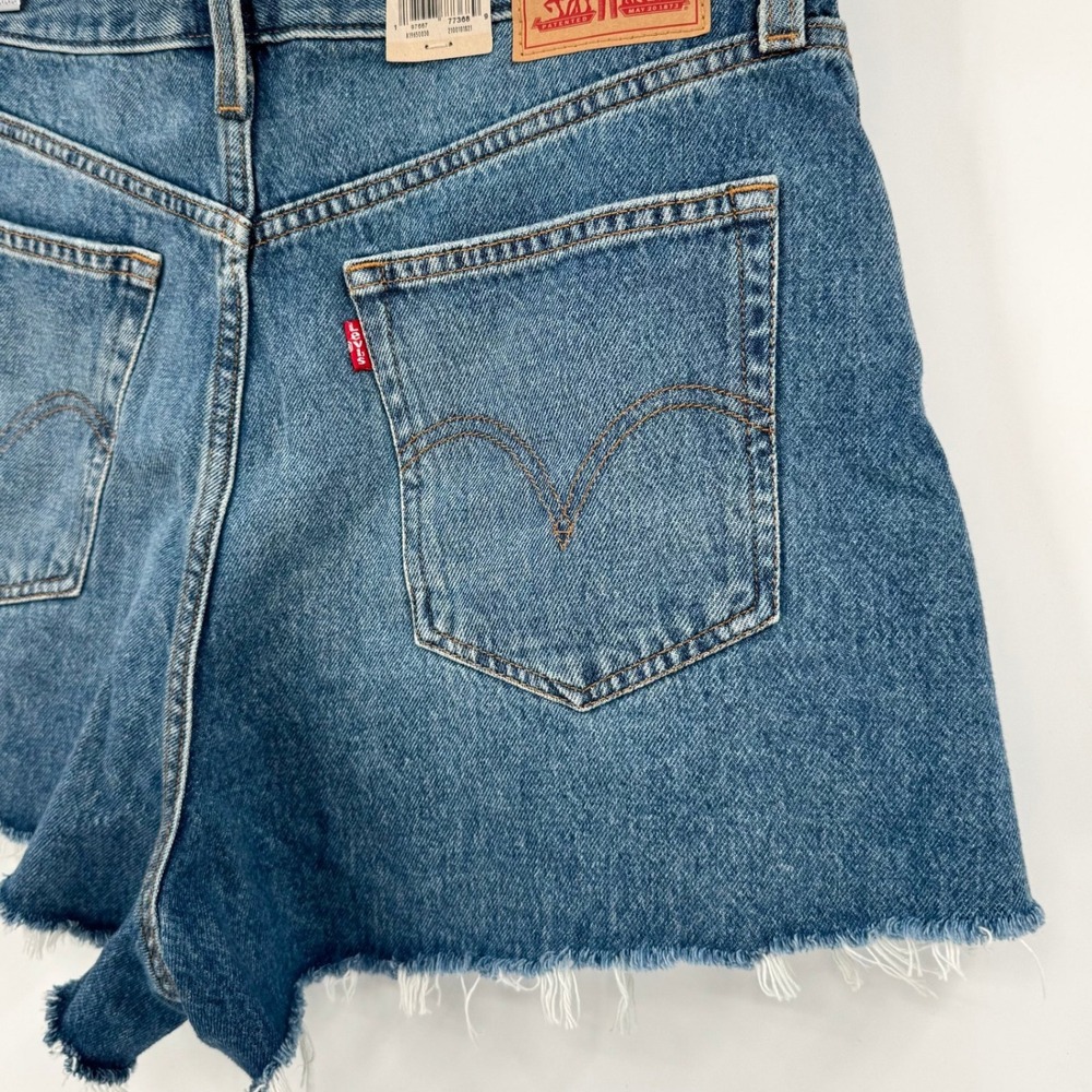 NWT Levi's High-Waisted Mom Shorts Medium Wash Frayed Hem Denim Women's Sz 32 - Picture 5 of 11